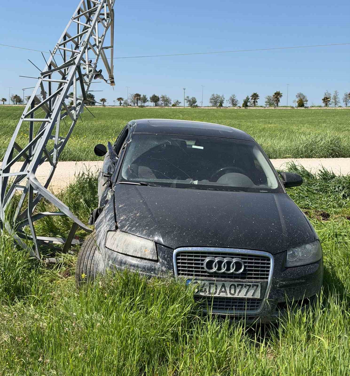 Kontrolden &ccedil;ıkan otomobil elektrik direğine &ccedil;arparak durabildi
