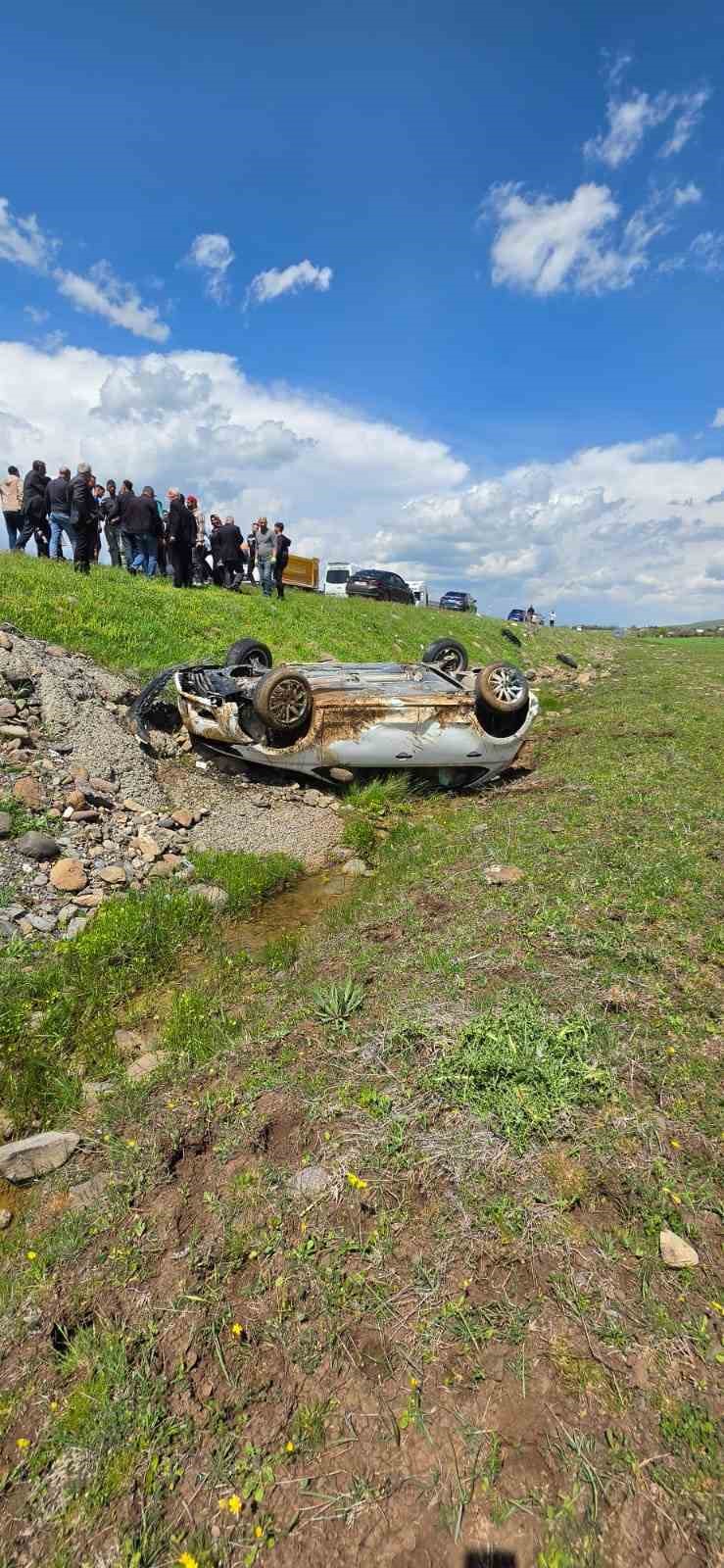 Elazığ&rsquo;da otomobil şarampole devrildi: 3 yaralı
