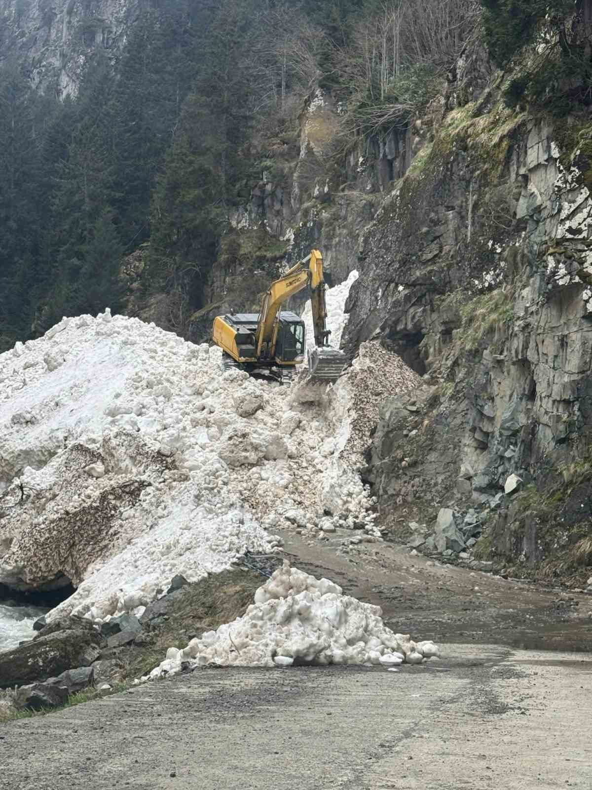 Rize&rsquo;de yayla yollarında kar temizleme &ccedil;alışmaları s&uuml;r&uuml;yor
