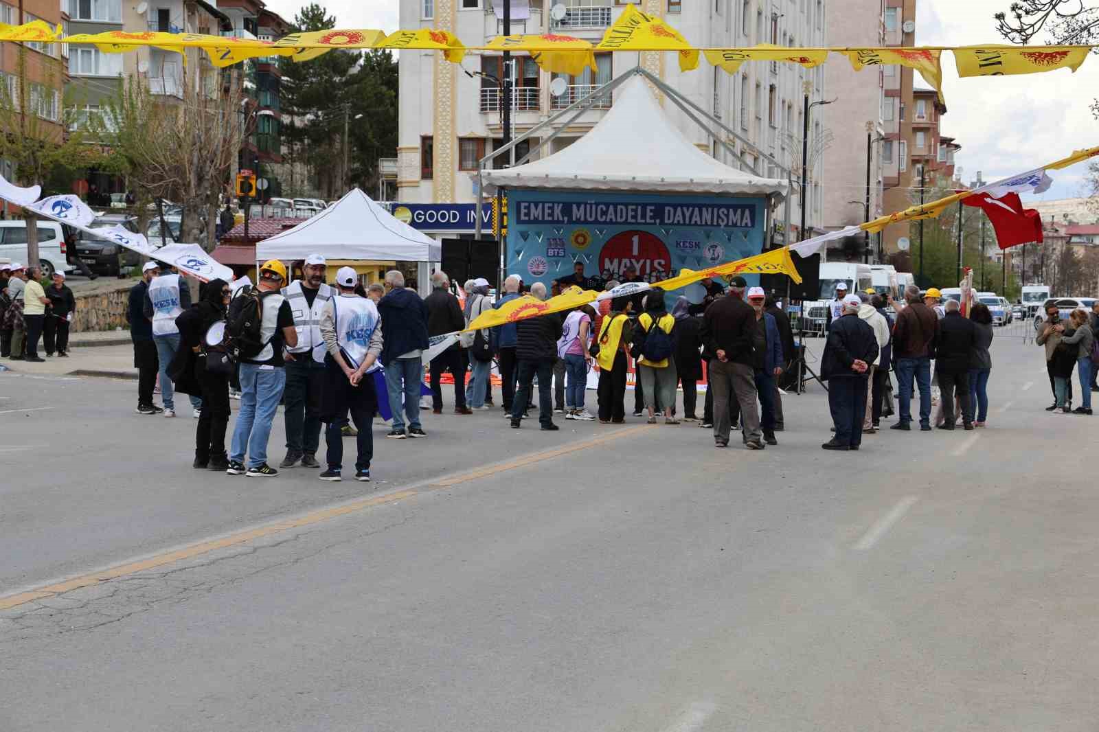 Kamu iş&ccedil;ileri halayda, onlar ekmeğinin derdinde
