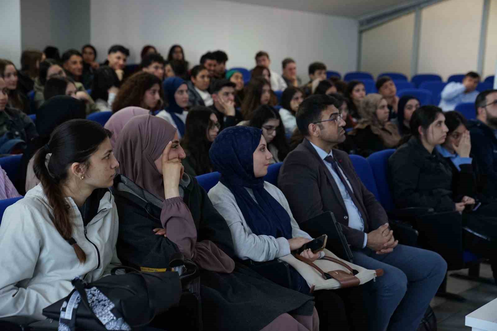 Esenyurt&rsquo;ta gen&ccedil;lere yapay zeka &ccedil;ağında kariyer rehberliği
