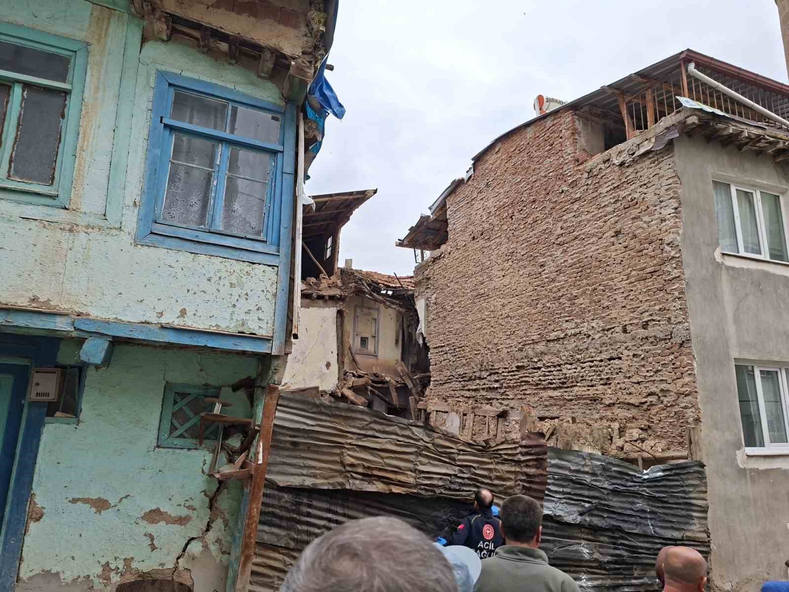 Yaşlı kadının yaşadığı 2 katlı ahşap evde g&ouml;&ccedil;&uuml;k meydana geldi
