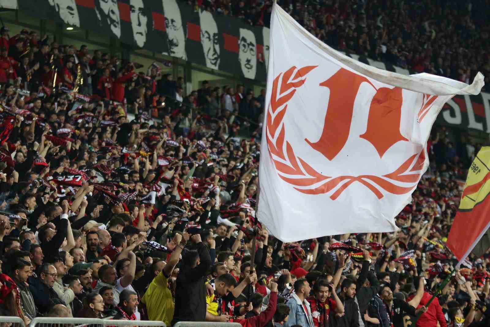 Eskişehirspor - Ayvalıkg&uuml;c&uuml; biletleri 1 saatte t&uuml;kendi
