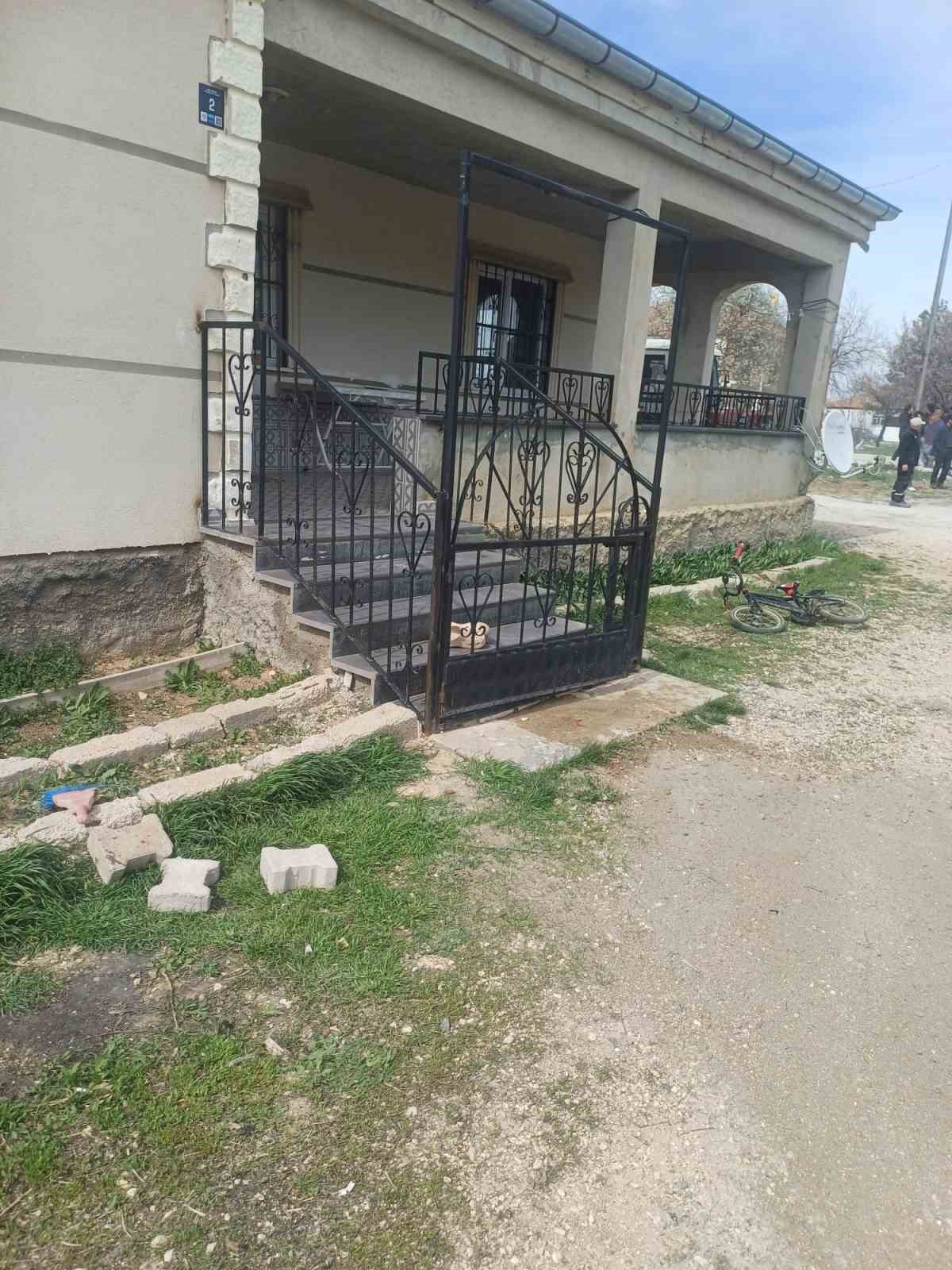 4 &ccedil;ocuk annesi eşini &ouml;ld&uuml;r&uuml;p intihar etti
