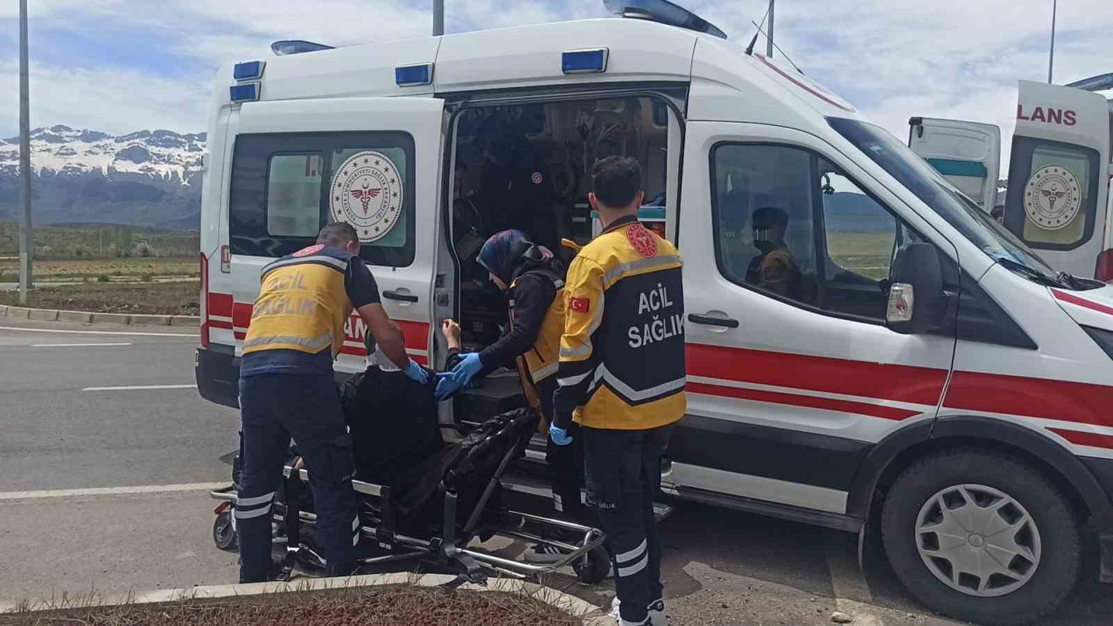 Konya&rsquo;da otomobil ile kamyonet &ccedil;arpıştı: 4 yaralı
