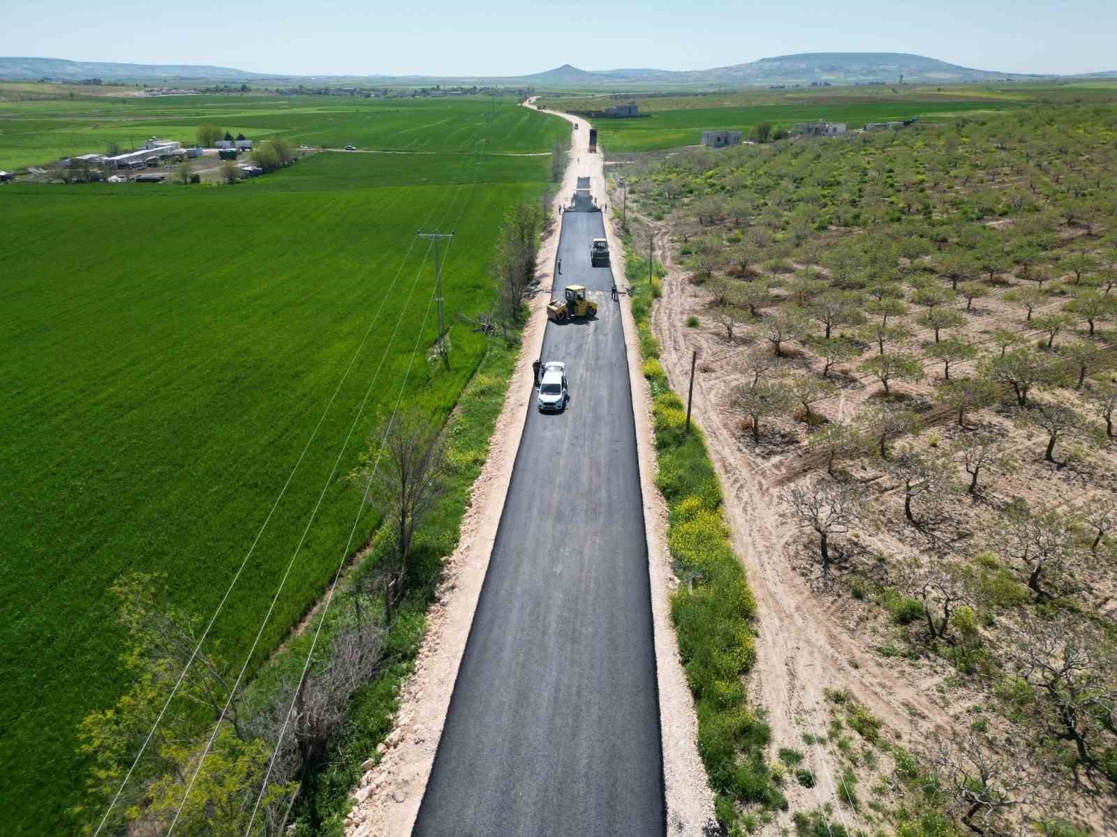 Şanlıurfa&rsquo;da 14 kilometrelik grup yolunda asfalt seferberliği s&uuml;r&uuml;yor
