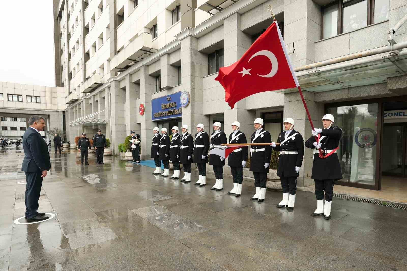 İ&ccedil;işleri Bakanı &Ccedil;ift&ccedil;i, İstanbul Emniyet M&uuml;d&uuml;rl&uuml;ğ&uuml;n&uuml; ziyaret etti
