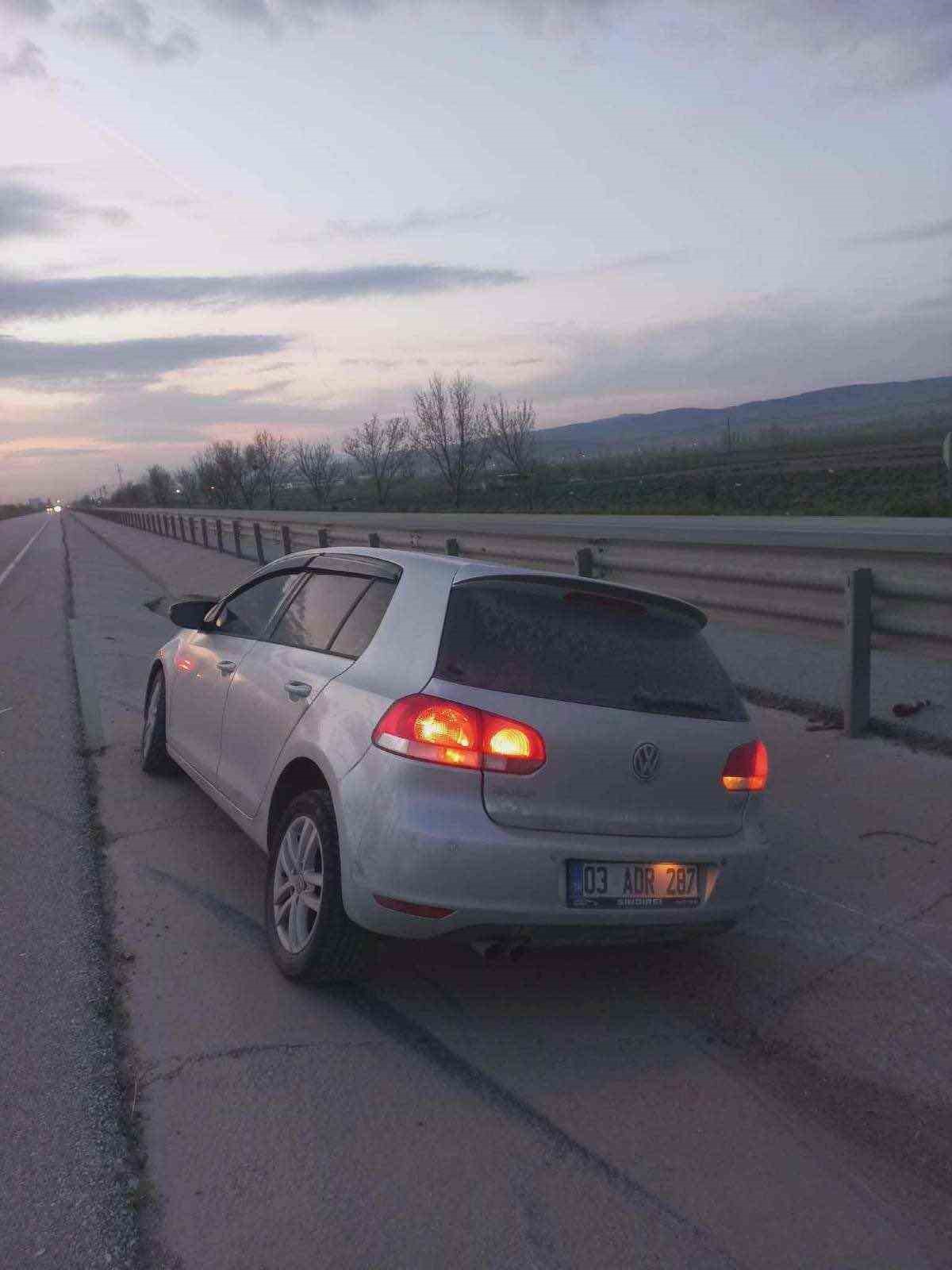 Minib&uuml;sle otomobil &ccedil;arpıştı: 6 yaralı
