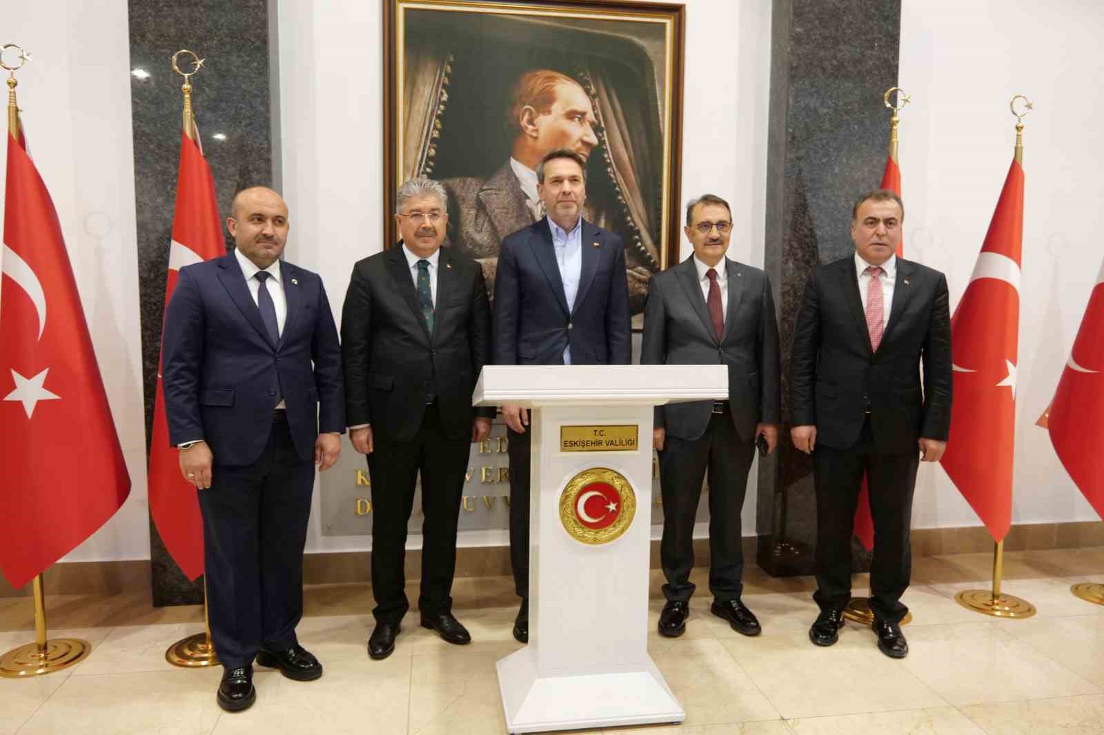 Bakan Bayraktar Eskişehir Valiliğini ziyaret etti
