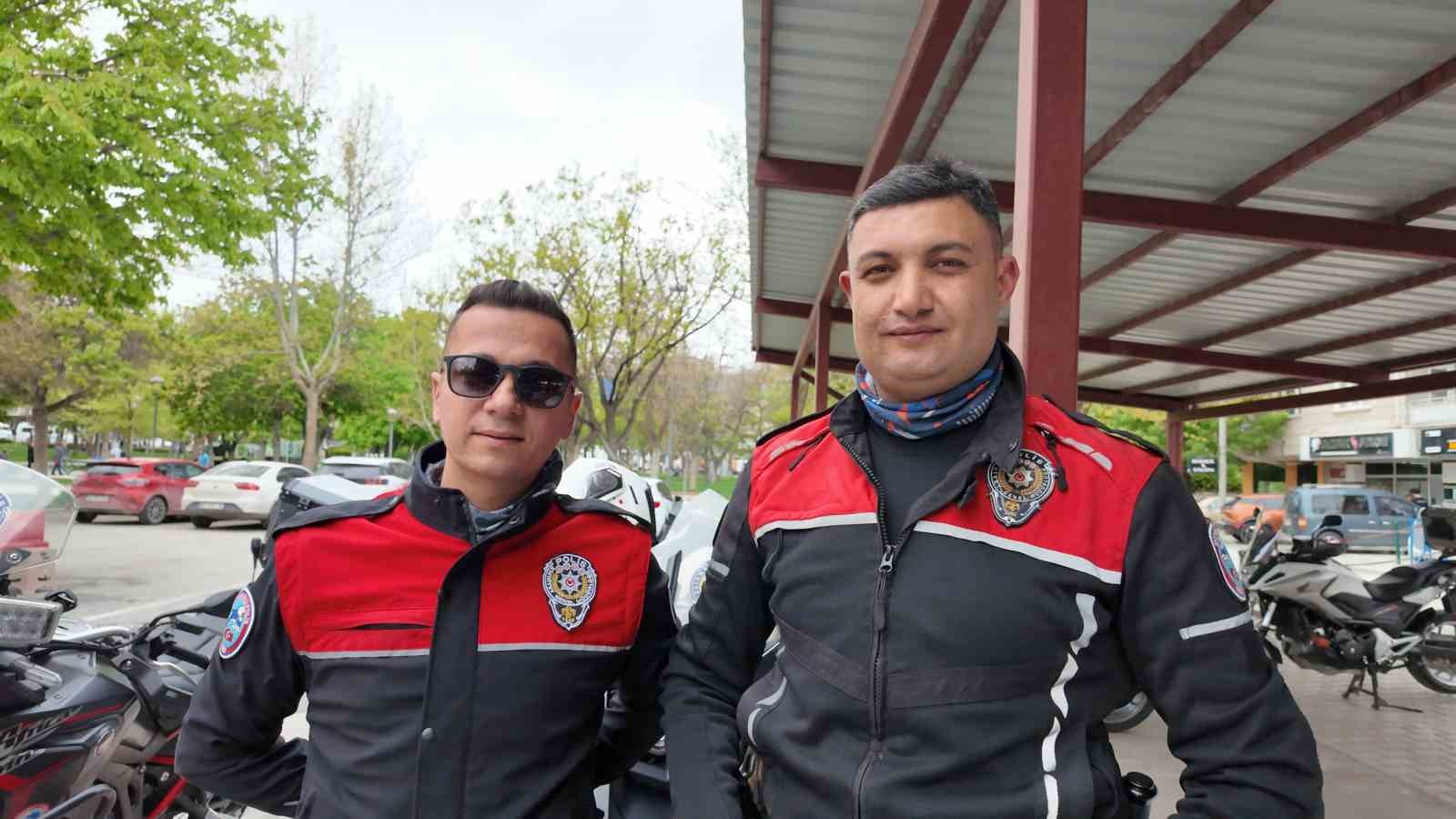 Araç sürerken boğazına erik kaçtı, hayatını Yunus polisleri kurtardı