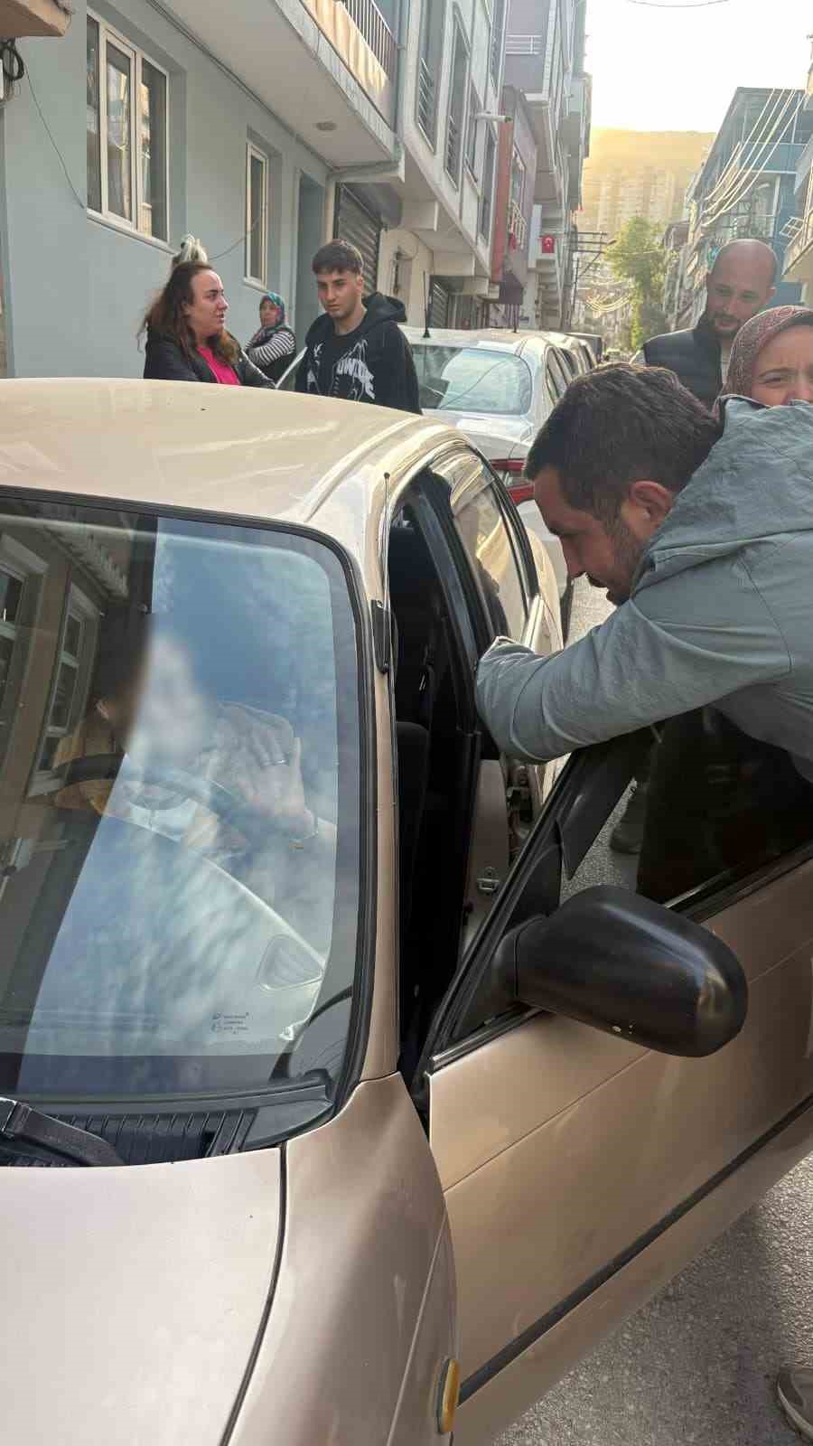 &rsquo;&rsquo;Bu ara&ccedil; benim&rsquo;&rsquo; diyerek  hırsızlık i&ccedil;in girdiği ara&ccedil;tan inmeyen kadın tutuklandı
