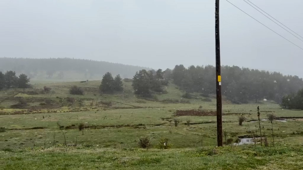 Bolu&rsquo;da hava sıcaklıkları d&uuml;şt&uuml;, yaylalar beyaza b&uuml;r&uuml;nd&uuml;
