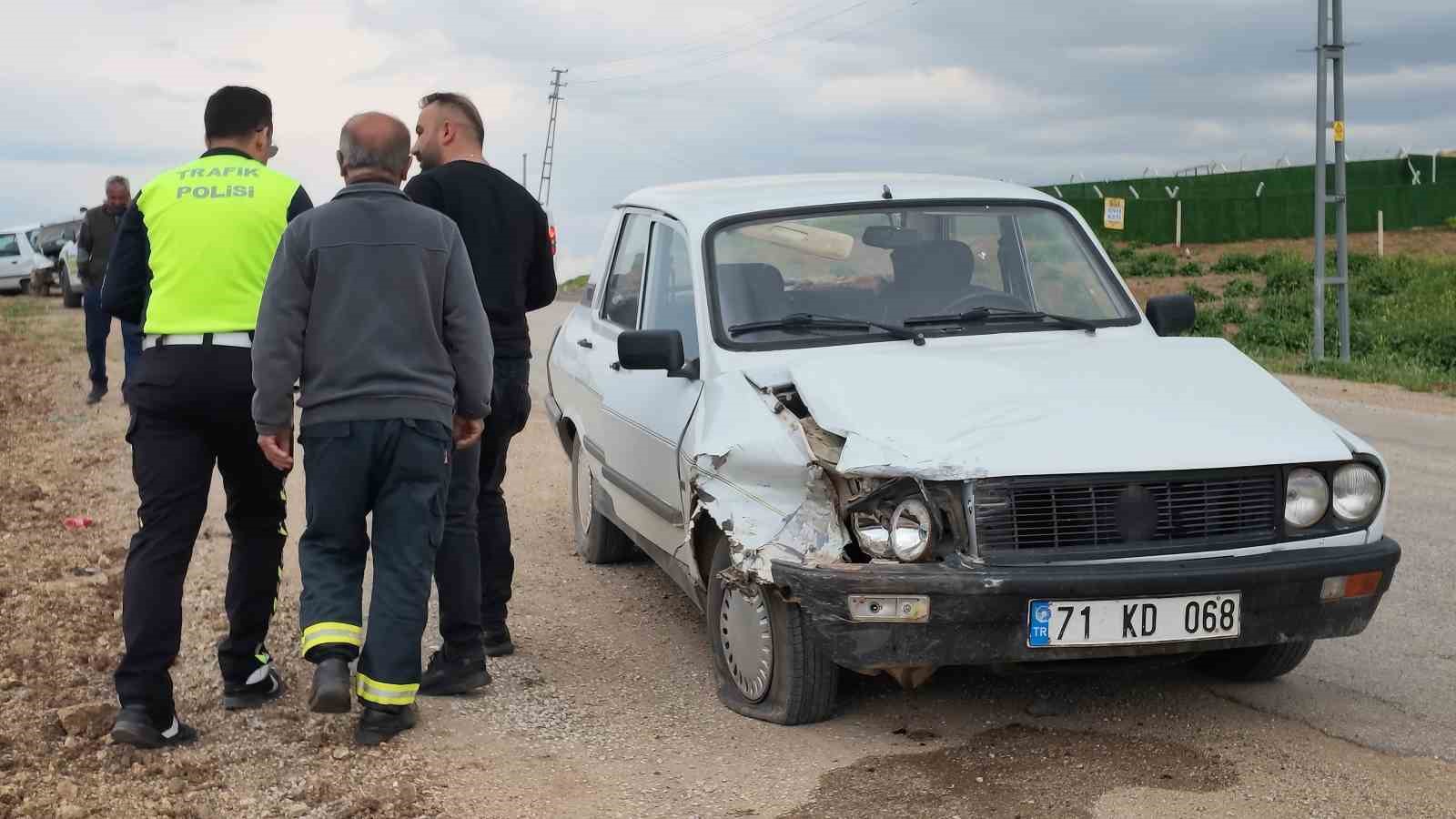 Kırıkkale&rsquo;de iki otomobil &ccedil;arpıştı: 2 yaralı
