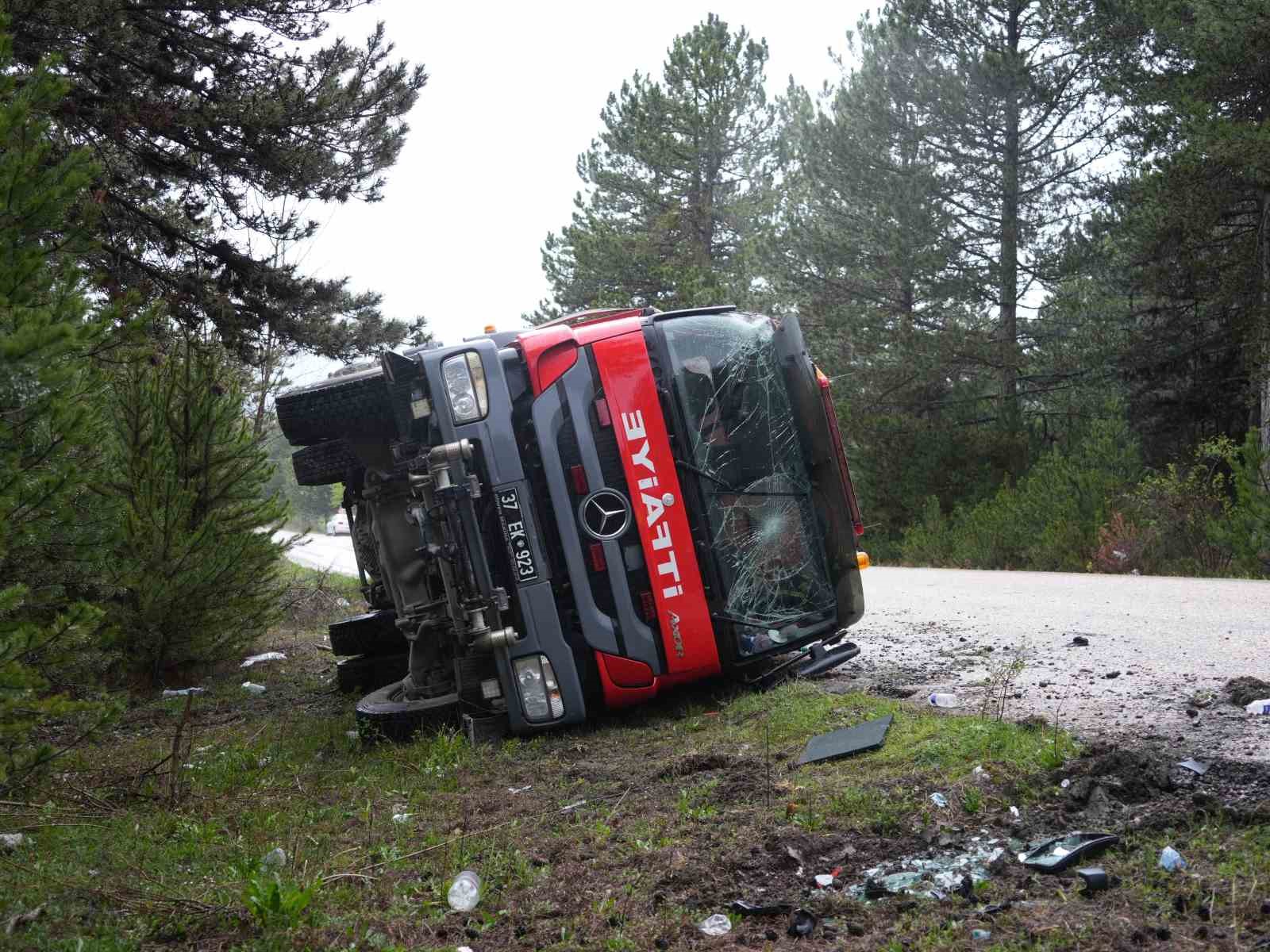Kastamonu&rsquo;da yangın ihbarına giden itfaiye aracı kaza yaptı: 3 yaralı
