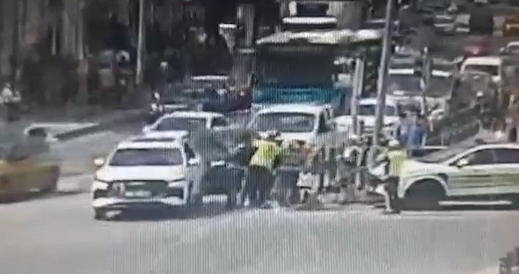 Kuryeyi polisin &lsquo;heimlich&rsquo; manevrası kurtardı
