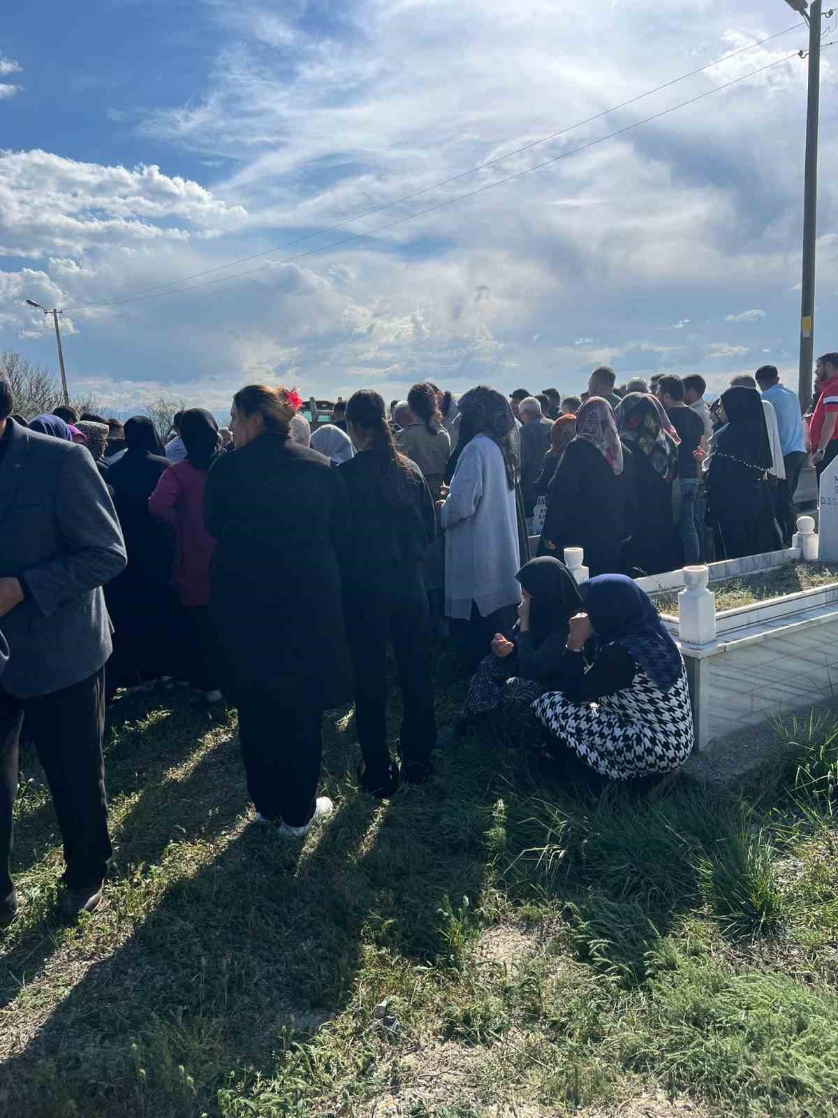 Iğdır&rsquo;da arkadaşının elindeki silahın patlaması sonucu &ouml;len &ccedil;ocuk toprağa verildi
