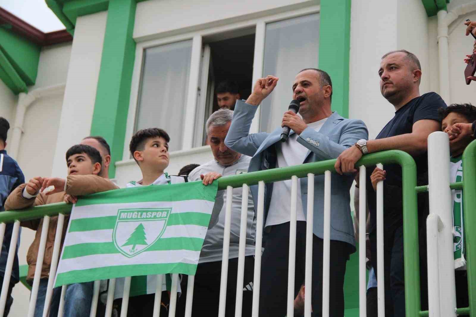Muğlaspor&rsquo;a taraftarlardan meşaleli karşılama
