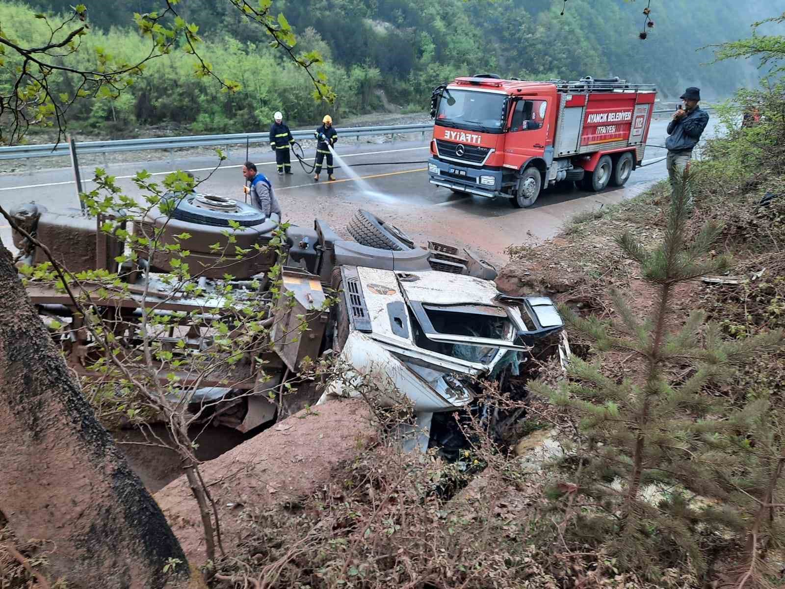 Sinop’ta kum yüklü kamyon devrildi