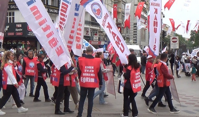 Denizli&rsquo;de 1 Mayıs&rsquo;ta binlerce kişi meydanlardan y&uuml;r&uuml;d&uuml;
