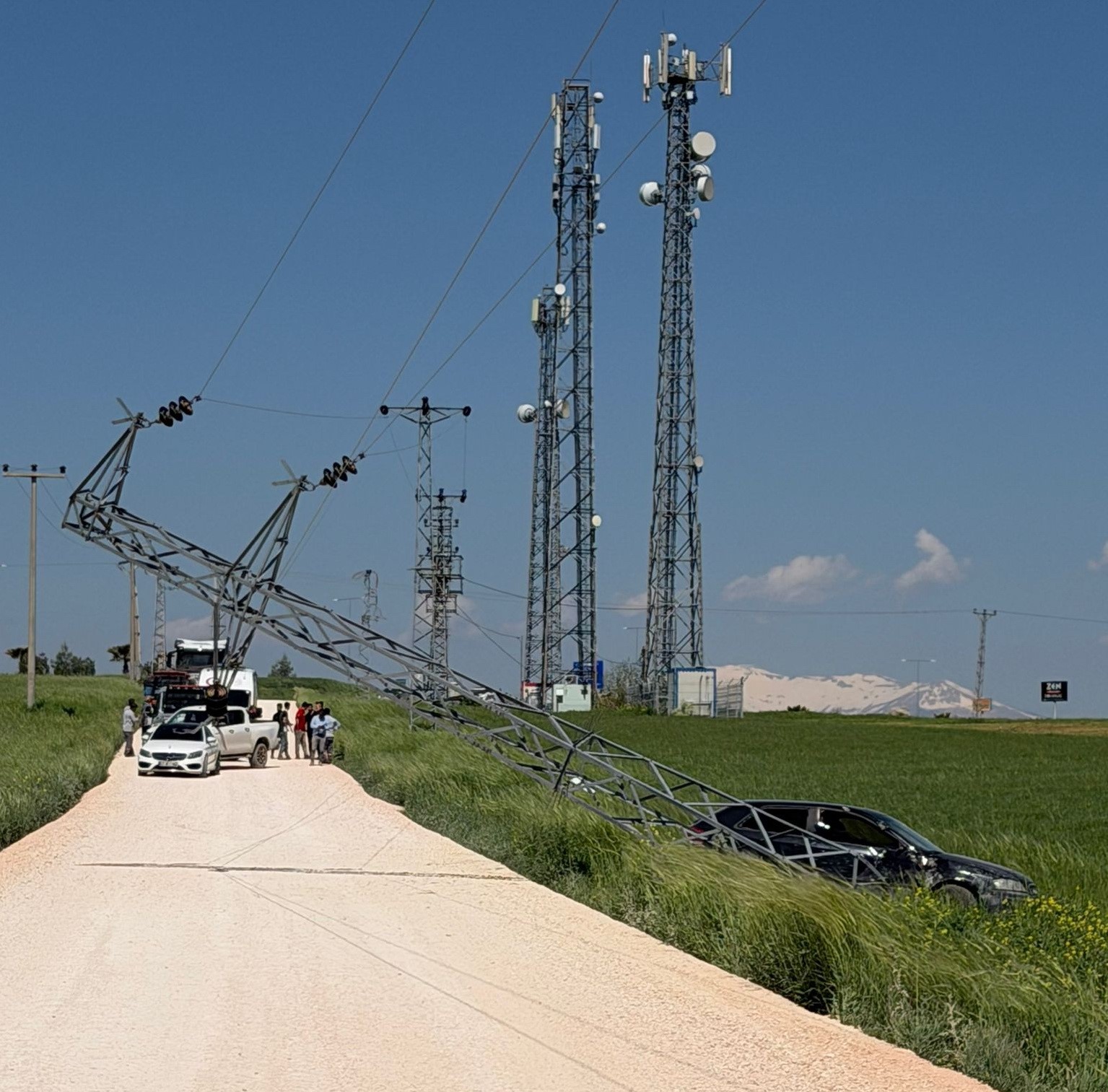 Kontrolden çıkan otomobil elektrik direğine çarparak durabildi