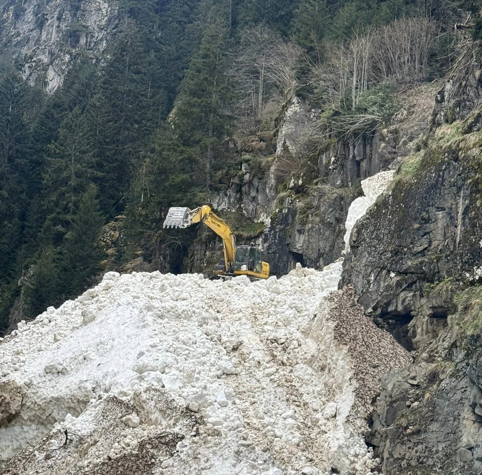 Rize’de yayla yollarında kar temizleme çalışmaları sürüyor