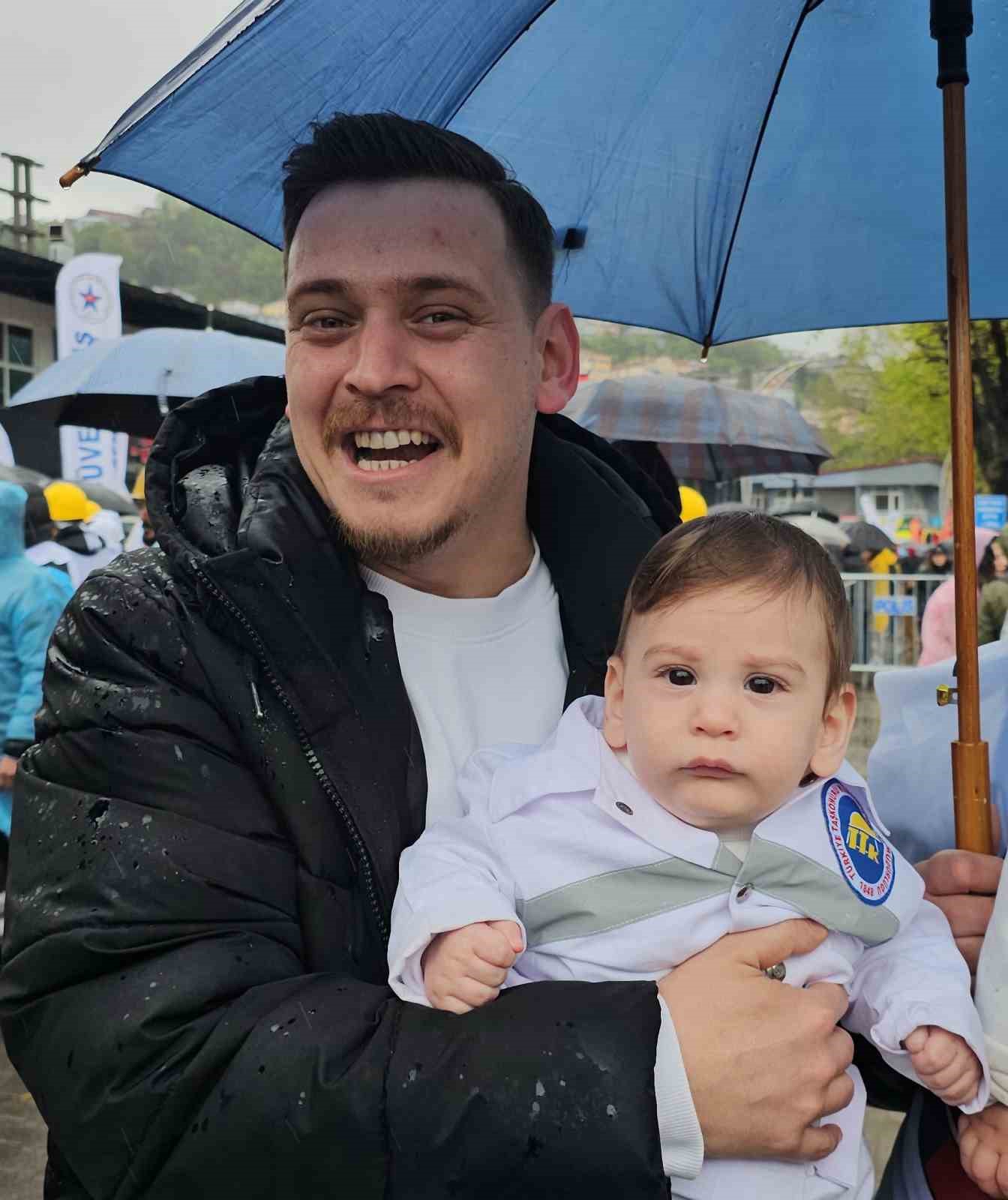 Madenci kıyafetli bebek Zonguldak’taki 1 Mayıs yürüyüşünün simgesi oldu
