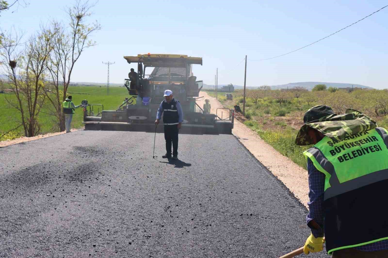 Şanlıurfa’da 14 kilometrelik grup yolunda asfalt seferberliği sürüyor