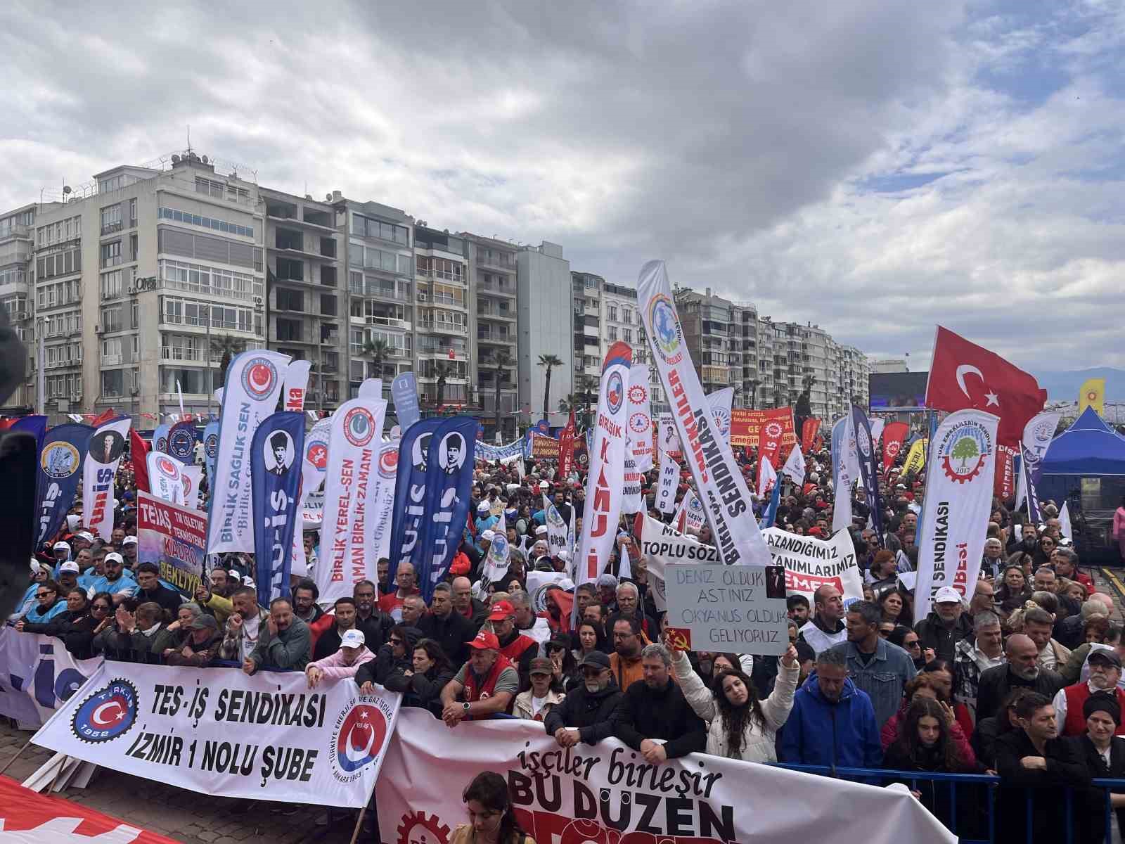 İzmir’de 1 Mayıs coşkuyla kutlandı
