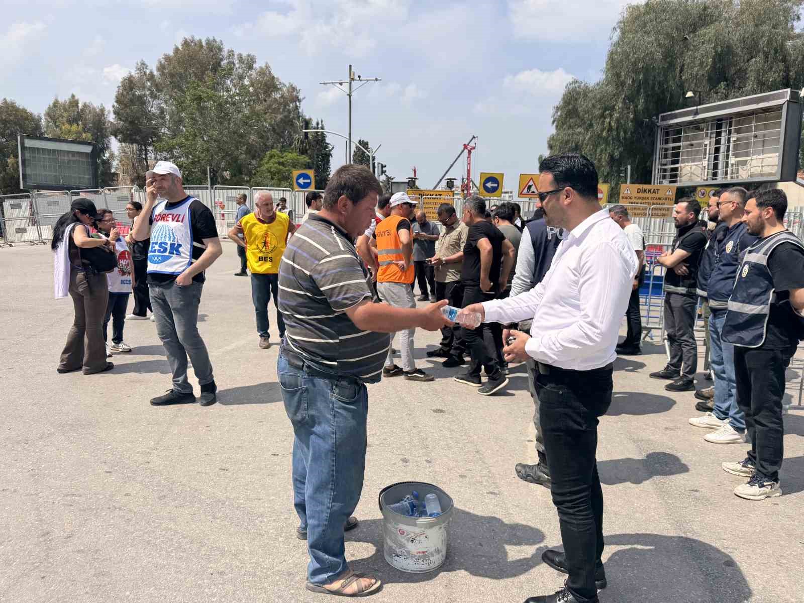 Adana’da simitçiler ve su satıcıları bariyerlerin arkasında çalışmaya devam etti 