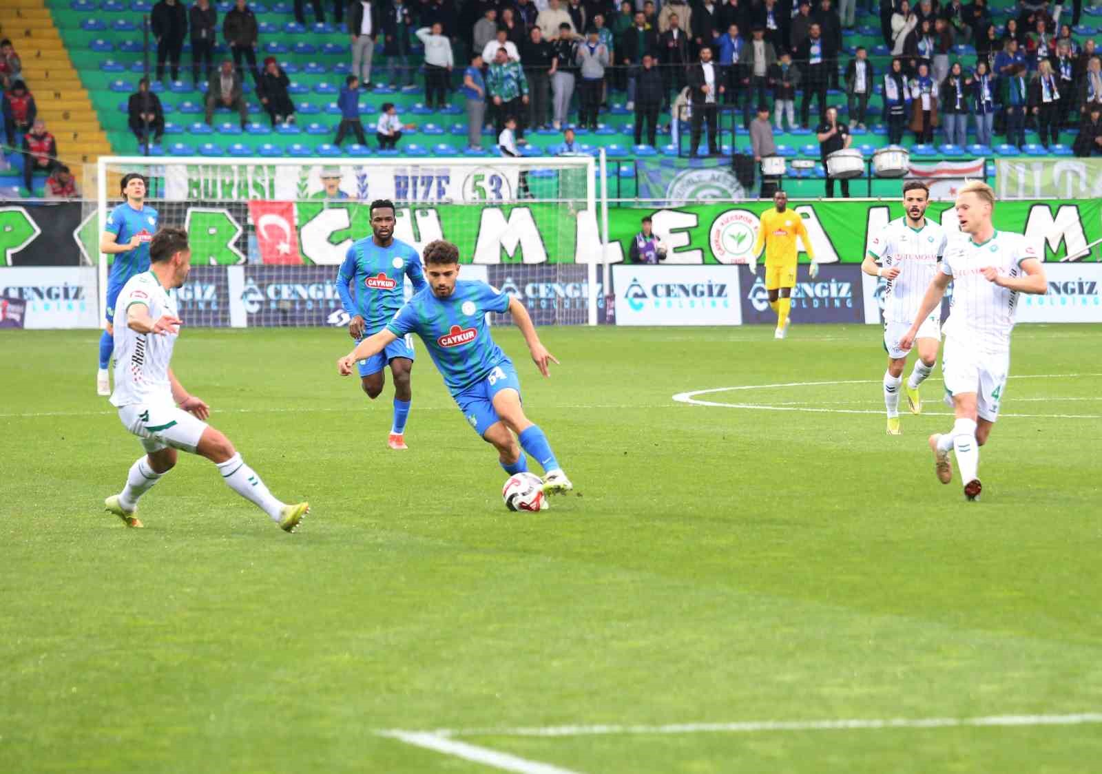 Trendyol Süper Lig: Çaykur Rizespor: 1 - Konyaspor: 1 (İlk yarı)