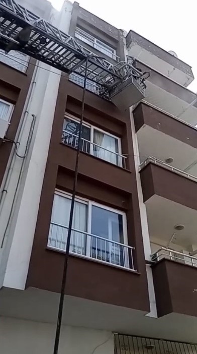 Osmaniye&rsquo;de apartmanın 3&rsquo;&uuml;nc&uuml; katında &ccedil;ıkan yangın s&ouml;nd&uuml;r&uuml;ld&uuml;

