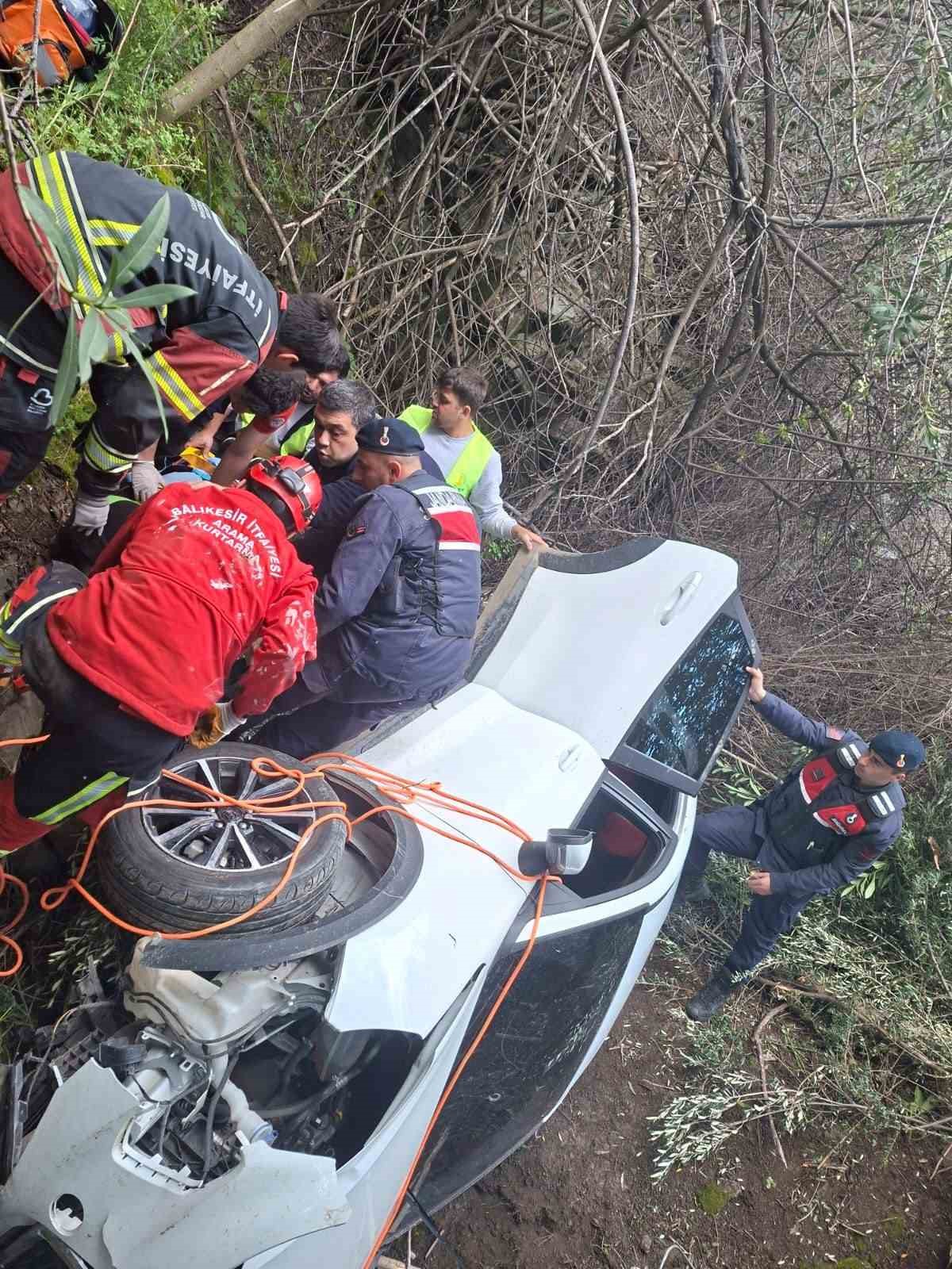 Ayvacık&rsquo;ta otomobil u&ccedil;uruma yuvarlandı, s&uuml;r&uuml;c&uuml; yaralandı
