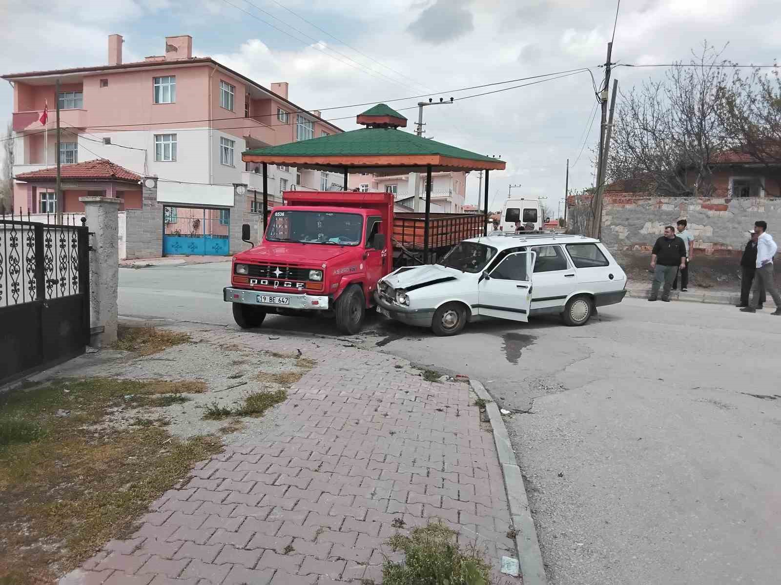 &Ccedil;orum&rsquo;da otomobil ile kamyon &ccedil;arpıştı: 1 &ouml;l&uuml;
