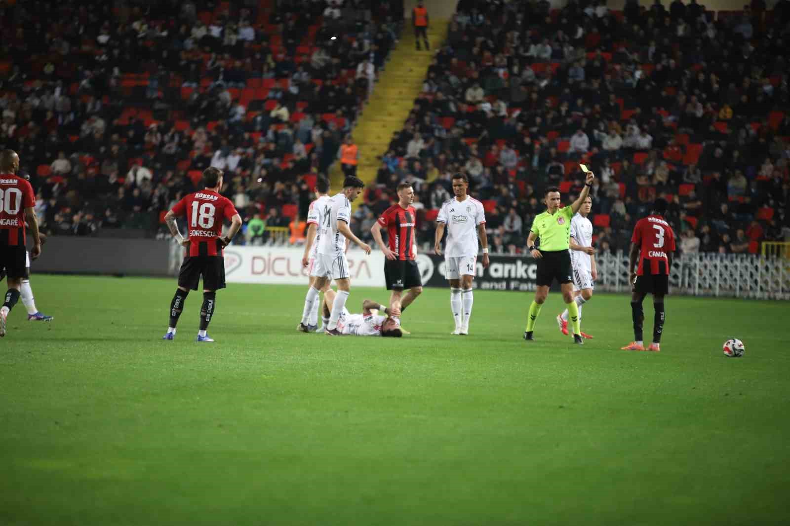 Trendyol Süper Lig: Gaziantep FK: 0 - Beşiktaş: 2 (İlk yarı)