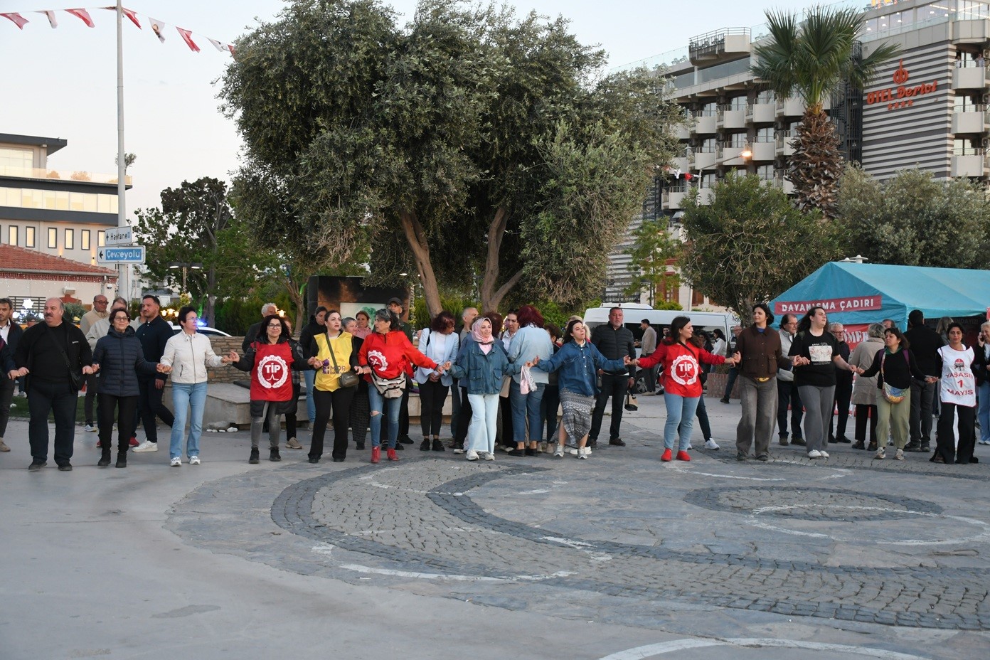 Kuşadası&rsquo;nda 1 Mayıs kutlamaları &Ouml;mer G&uuml;nel mitingine d&ouml;nd&uuml;
