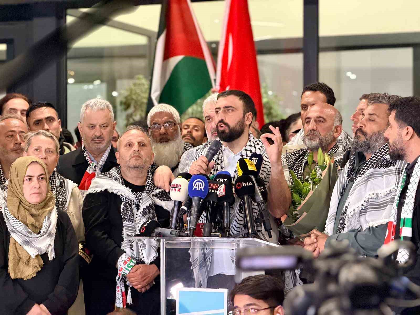 İsrail&rsquo;in alıkoyduğu K&uuml;resel Sumud Filosu aktivistlerini taşıyan u&ccedil;ak İstanbul&rsquo;a geldi
