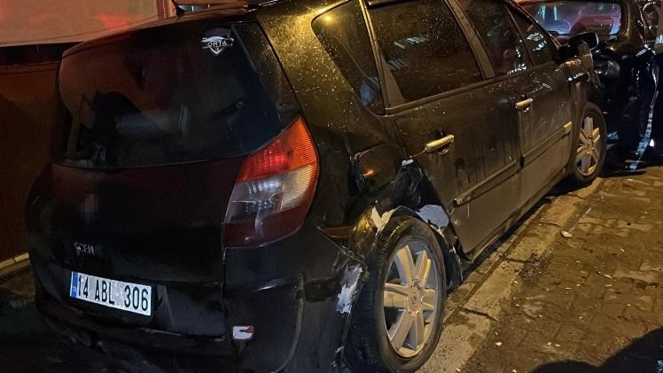 Bolu&rsquo;da park halindeki ara&ccedil;lara &ccedil;arpıp takla attı: S&uuml;r&uuml;c&uuml; alkolmetreye &uuml;fleyemedi
