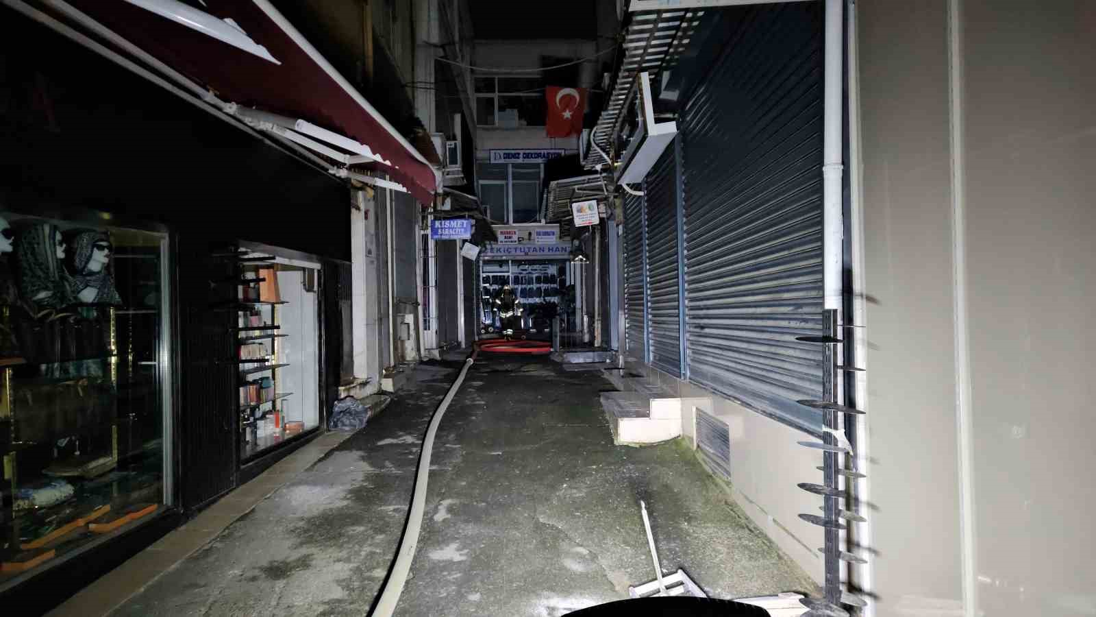 Fatih&rsquo;te 5 katlı iş merkezinde &ccedil;atı yangını
