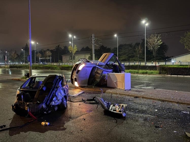 Kayseri&rsquo;de otomobil park halindeki araca &ccedil;arpıp yan yattı: 2 yaralı
