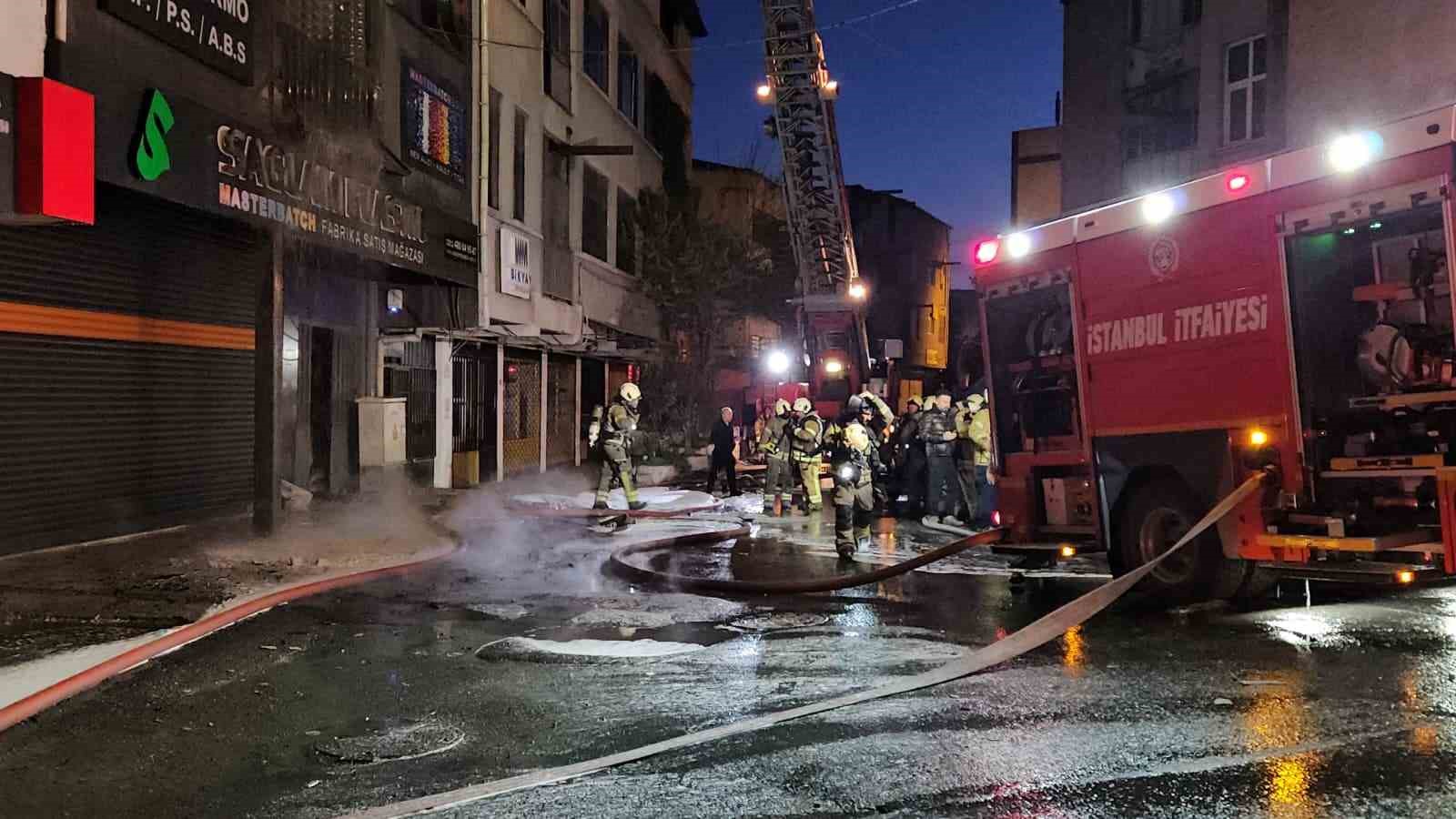 Bayrampaşa&rsquo;da 5 katlı iş yerinin 3 katı alevlere teslim oldu
