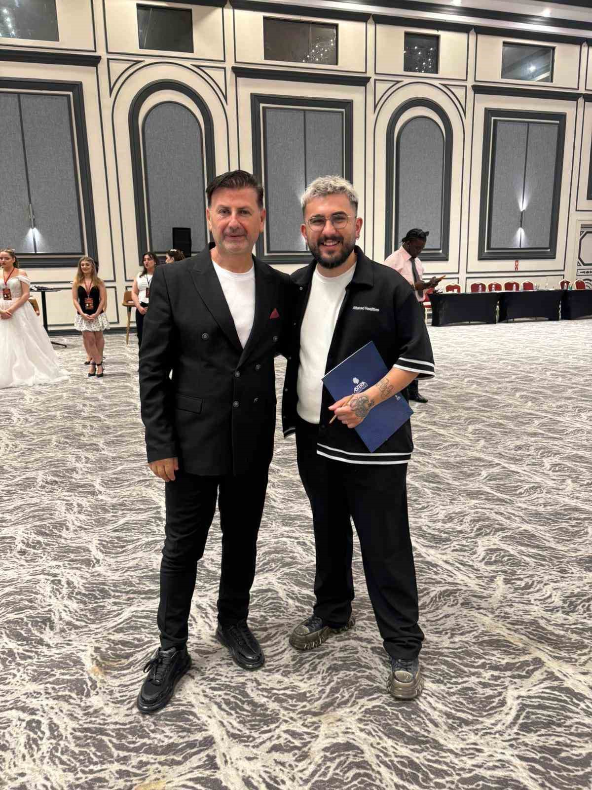 Akhisarlı berberler d&uuml;nya sahnesinde j&uuml;ri koltuğunda
