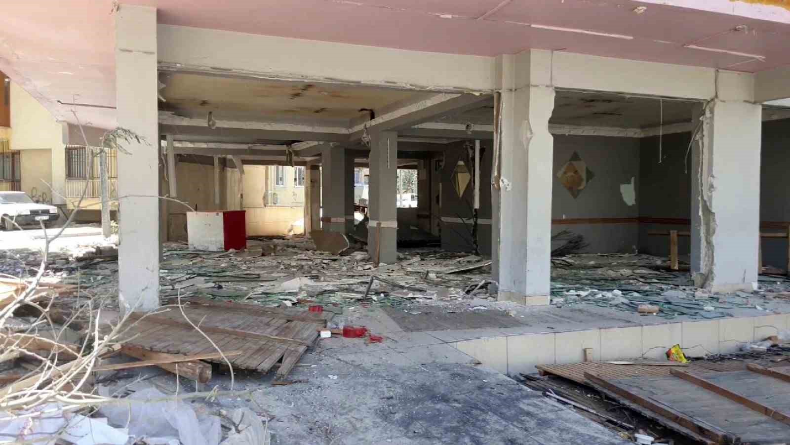 Güvenlik önlemleri alınmadan yapılan bina yıkımı tehlike saçtı
