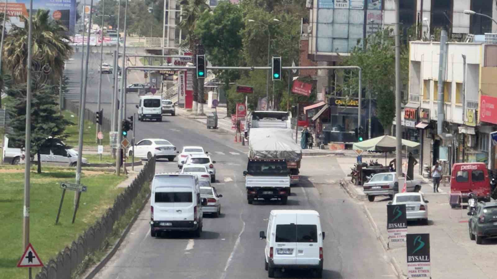 Kırmızı ışıkla birlikte kumruların ziyafeti başlıyor
