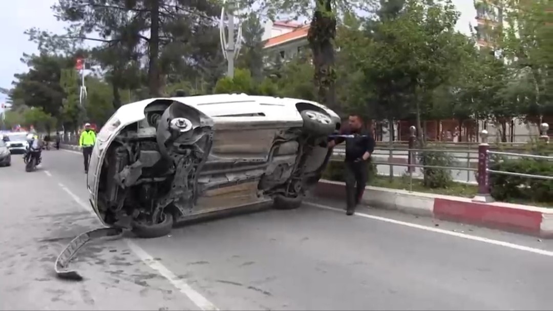 Siirt&rsquo;te otomobil ref&uuml;je &ccedil;arptı: 3 yaralı

