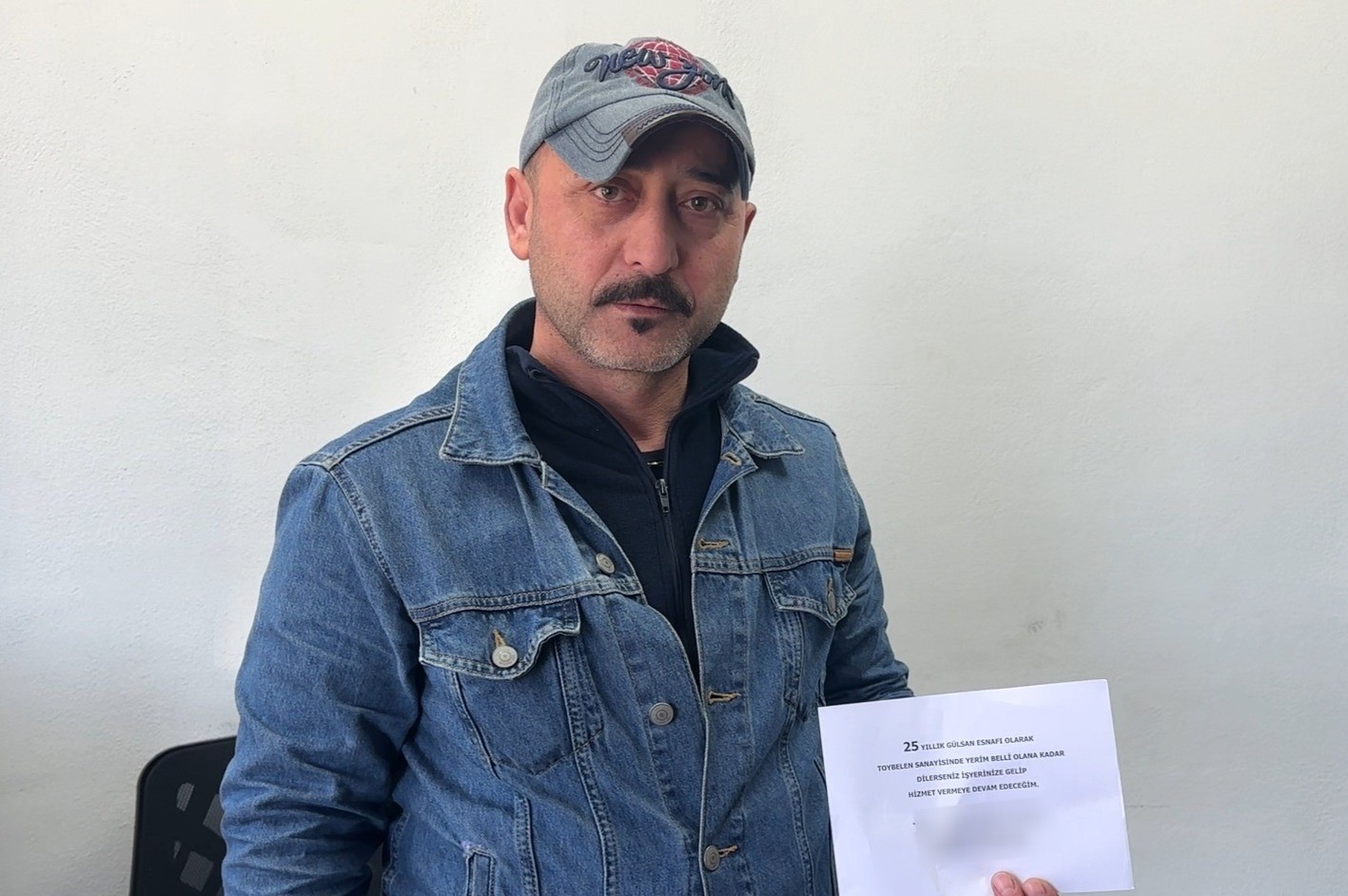 Sanayi sitesinin seyyar berberi, esnafı d&uuml;kkan d&uuml;kkan gezerek tıraş ediyor

