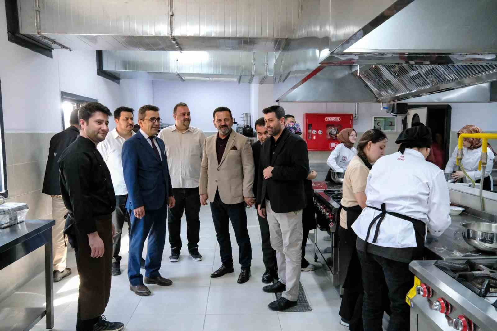 Bilecik&rsquo;te &ouml;zel ihtiya&ccedil;lı bireyler pasta ve tatlı yaptı
