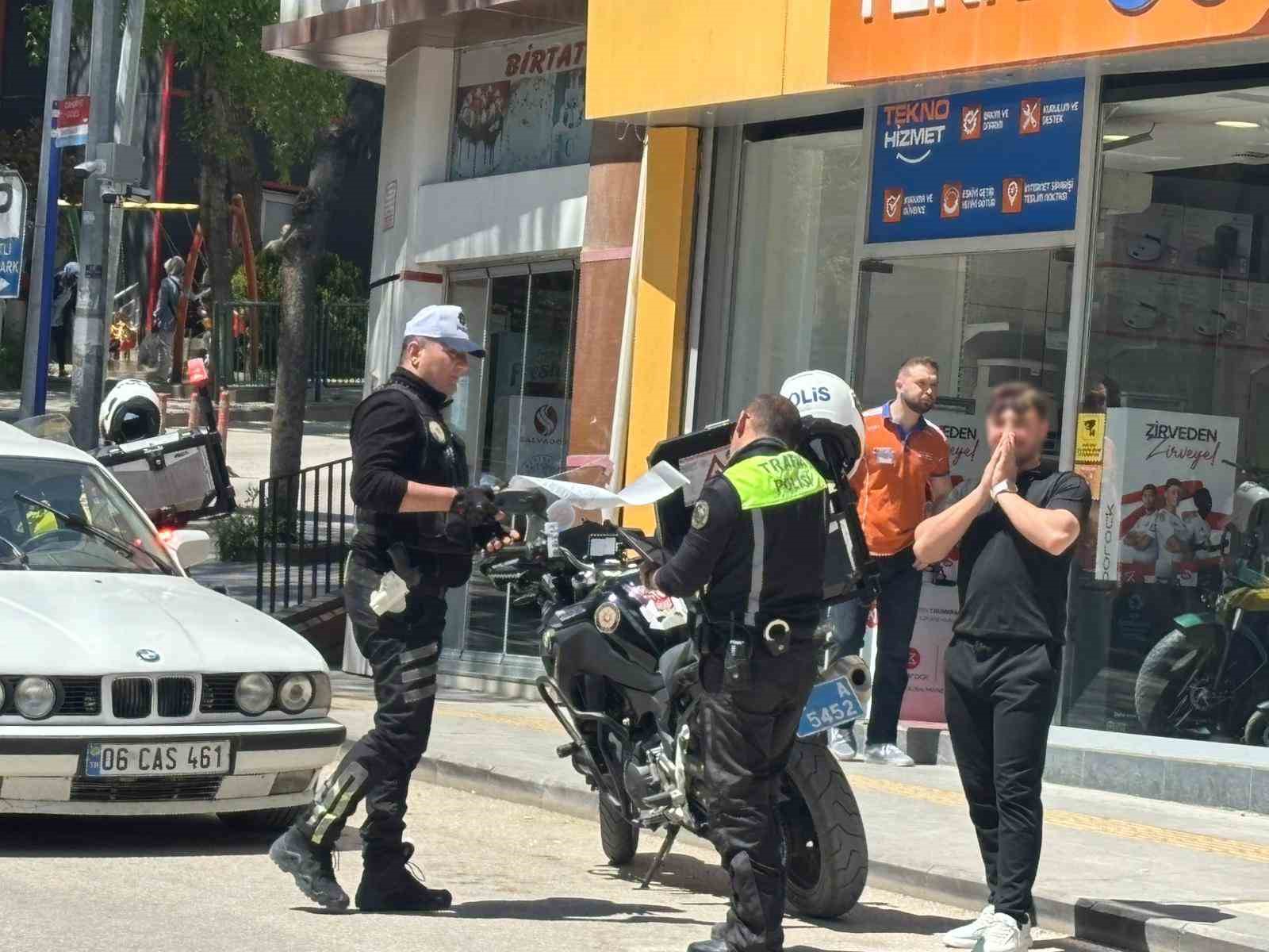 21 bin TL ceza yedi, g&uuml;lerek poz verdi
