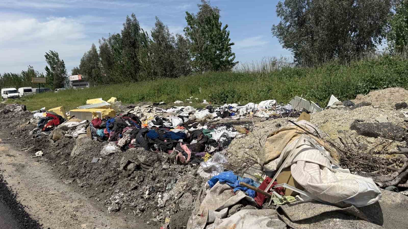 Bilin&ccedil;sizce &ccedil;&ouml;p yakıp &ccedil;evreyi kirletiyorlar
