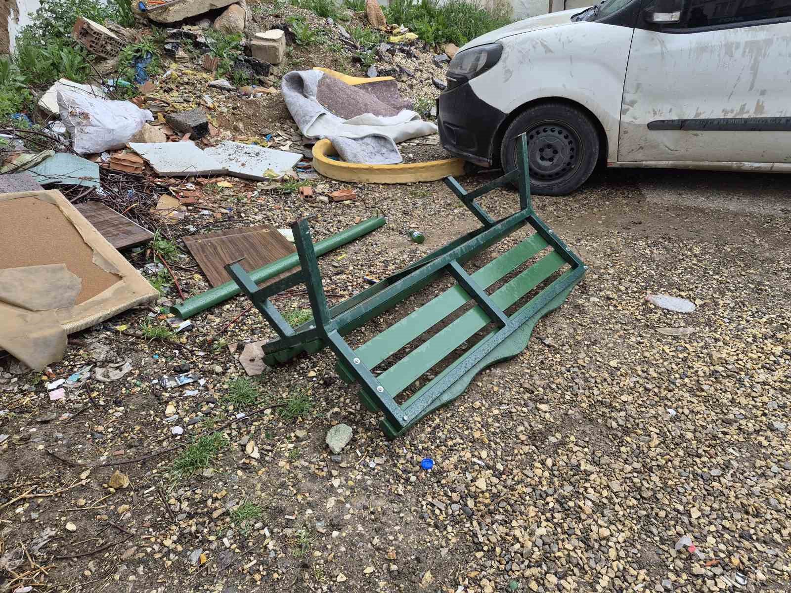 Otomobilin &ccedil;arptığı aydınlatma direği marketin camını kırdı: 1 yaralı
