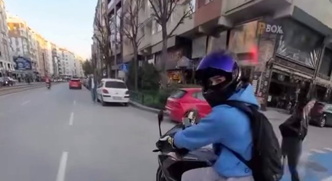 "Kamera &ccedil;ekiyor mu" dedikten saniyeler sonra kaza yaptı
